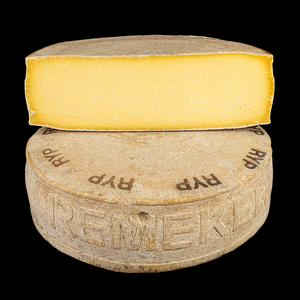 Remeker Ryp von Bert & Boni – Komposition aus einem Laib und einem angeschnittenen Stück, aromatischer Rohmilchkäse mit Naturrinde.