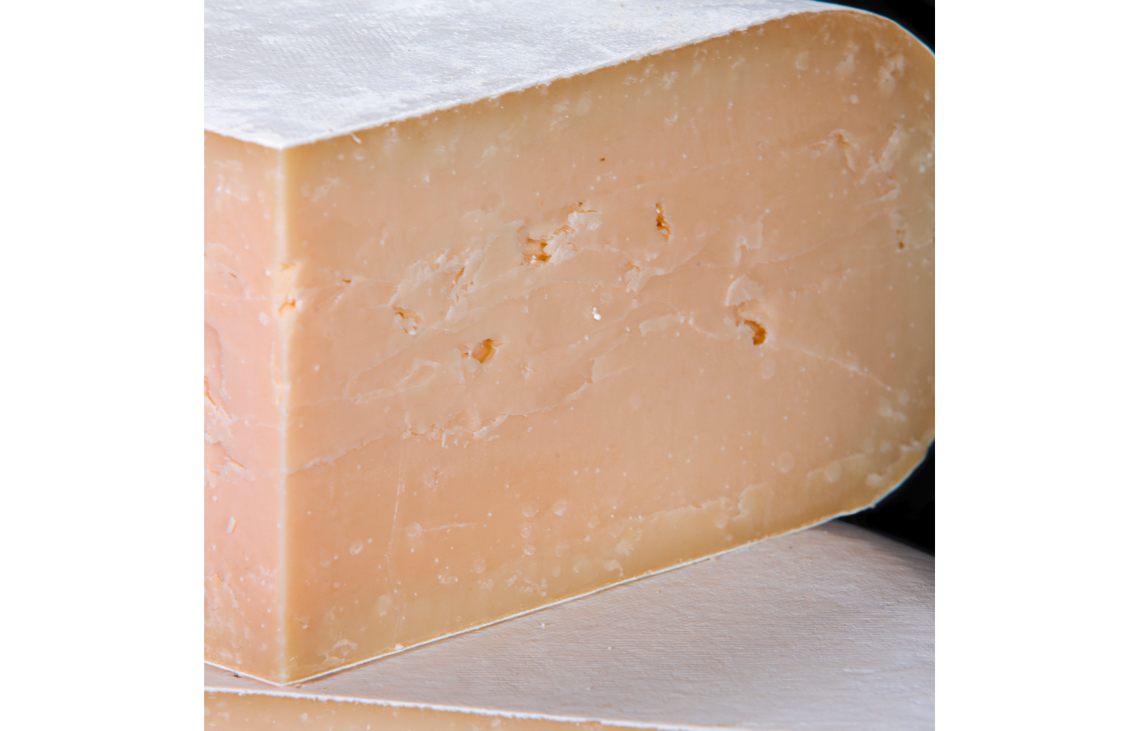 Ziegengouda Süße Tina von Bert & Boni – angeschnittenes Stück, das die cremige Textur und den süß-nussigen Geschmack zeigt.