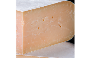 Ziegengouda Süße Tina von Bert & Boni – angeschnittenes Stück, das die cremige Textur und den süß-nussigen Geschmack zeigt.