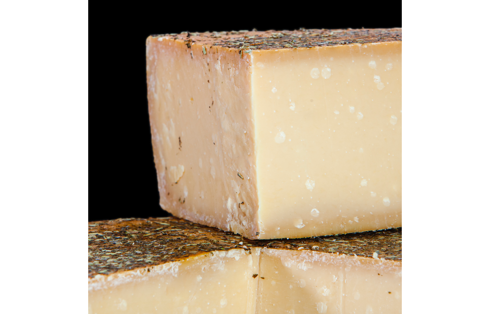 Ziegenheublumenkäse von Bert & Boni – Nahaufnahme eines angeschnittenen Stücks, das die cremige Textur und die feinen Heublumenaromen zeigt.