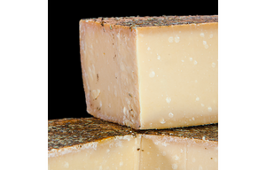 Ziegenheublumenkäse von Bert & Boni – Nahaufnahme eines angeschnittenen Stücks, das die cremige Textur und die feinen Heublumenaromen zeigt.